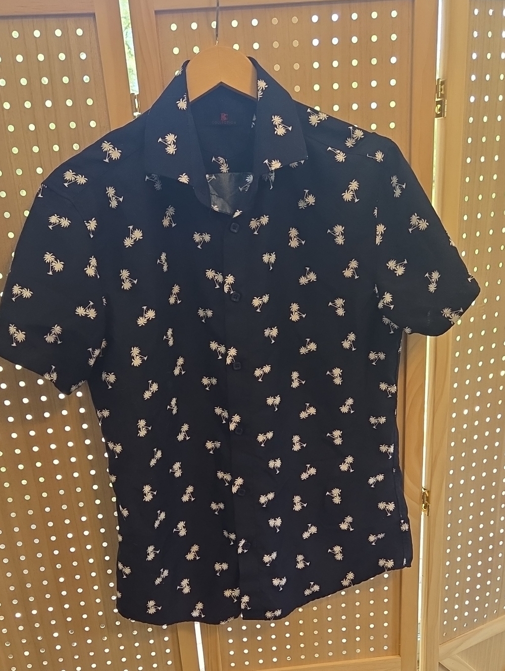 IC COLLECTION Black Short-Sleeve Button-Down Shirt with White Palm Print